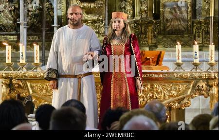 Die Dorfbewohner, die 1068 die Schlacht von Llantada während der Sommerfeste im Kirchenschiff Lantadilla Palencia Castile und Leon Spanien ausführten Stockfoto