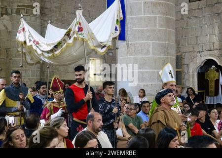 Die Dorfbewohner, die 1068 die Schlacht von Llantada während der Sommerfeste im Kirchenschiff Lantadilla Palencia Castile und Leon Spanien ausführten Stockfoto