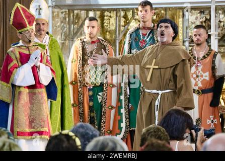 Die Dorfbewohner, die 1068 die Schlacht von Llantada während der Sommerfeste im Kirchenschiff Lantadilla Palencia Castile und Leon Spanien ausführten Stockfoto