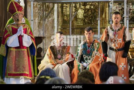 Die Dorfbewohner, die 1068 die Schlacht von Llantada während der Sommerfeste im Kirchenschiff Lantadilla Palencia Castile und Leon Spanien ausführten Stockfoto
