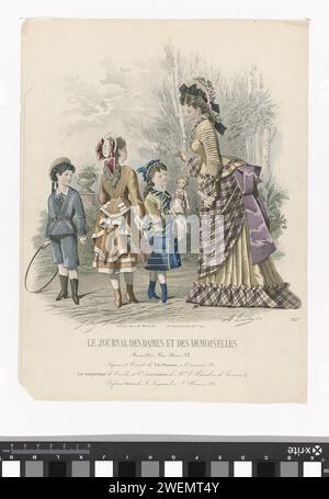 The Journal of Dames and Demoiselles, 1875, Nr. 1241C: Petticoats und Korsetts (...), 1875 Frau mit drei Kindern draußen, sie trägt ein Kleid aus kariertem und gelbem Stoff mit Tournure und trägt einen Hut. Der Junge trägt einen Matrosenanzug. Die beiden Mädchen tragen Kleider mit Jacken. Der Rock des älteren Mädchens ist hinten gebaut. Das jüngere Mädchen hat einen Rock mit Knöpfen und Streifen auf der Jacke. Unter der Performance einige Zeilen von Werbetexten für verschiedene Produkte. Druck aus dem Modemagazin Journal des Dames et des Demoiselles (1841-1902). Papiergravur Mode pla Stockfoto