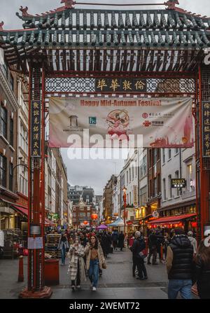 Auf Londons Hauptstraße in Chinatown wurden die alten Laternen entfernt, um sie durch frische rote zu ersetzen, um das chinesische Mondneujahr vorzubereiten. Stockfoto