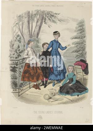 The Young Ladies' Journal, 1. Mai 1868, Nr. 49, 1868 Kinderkleidung: Drei Mädchen und Junge. Ein Mädchen hat ein Sprungseil in den Händen. Im Vordergrund stehen Spielzeuge: Scoop, Trekkar, Ball, Badmintonschläger und Shuttle. Druck aus dem Modemagazin The Young Ladies' Journal (London 1864-1920). Papiergravur von Modetafeln. Kleid, Kleid (+ Mädchenkleidung). Kopfbedeckung: Hut (+ Mädchenkleidung). Mantel (+ Mädchenkleidung). Rock (+ Mädchenkleidung). Kleidung für den oberen Teil des Körpers (+ Kleidung für Jungen). Hosen, Hosen (+ Jungenkleidung). Gürtel, Gürtel, Bund (+ Jungenkleidung). Zaun, Mauer, palin Stockfoto