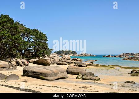 Bucht der rosa Granitküste mit Sandstrand und Felsbrocken, Tregastel, Cotes-d'Armor, Bretagne, FranceCoast der großen Granitfelsen Stockfoto