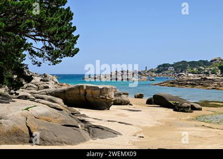 Bucht der rosa Granitküste mit Sandstrand und Felsbrocken, Tregastel, Cotes-d'Armor, Bretagne, Frankreich Stockfoto