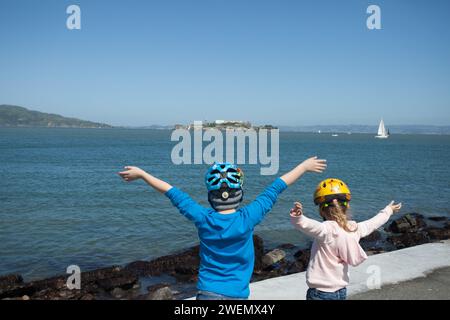 Mutter und Kinder auf einer Parkbank mit Blick auf den pazifik in San Francisco Bay, Kalifornien, USA Stockfoto