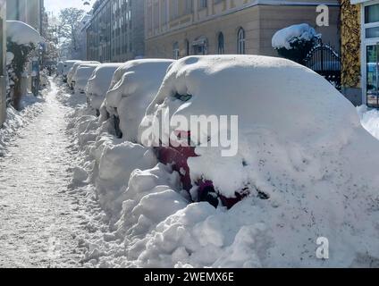 Geparkte Autos nach starkem Schneefall, München, Bayern, Deutschland Stockfoto