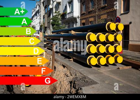 Ein Stapel neuer Rohrleitungen für Fernwärme auf einer Baustelle, Grafik mit Energieeffizienzklassen für Gebäude nach GEG Stockfoto