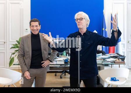 Cannes, Frankreich. Januar 2024. Stewart Copeland, Gründer der Gruppe The Police, erhält am 26. Januar 2024 das Ehrenbürgerdiplom des Bürgermeisters von Cannes David Lisnard während des 24. Midem in Cannes, Frankreich. Foto: Cyril Chateau/ABACAPRESS.COM Credit: Abaca Press/Alamy Live News Stockfoto