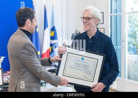 Cannes, Frankreich. Januar 2024. Stewart Copeland, Gründer der Gruppe The Police, erhält am 26. Januar 2024 das Ehrenbürgerdiplom des Bürgermeisters von Cannes David Lisnard während des 24. Midem in Cannes, Frankreich. Foto: Cyril Chateau/ABACAPRESS.COM Credit: Abaca Press/Alamy Live News Stockfoto