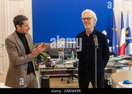 Cannes, Frankreich. Januar 2024. Stewart Copeland, Gründer der Gruppe The Police, erhält am 26. Januar 2024 das Ehrenbürgerdiplom des Bürgermeisters von Cannes David Lisnard während des 24. Midem in Cannes, Frankreich. Foto: Cyril Chateau/ABACAPRESS.COM Credit: Abaca Press/Alamy Live News Stockfoto