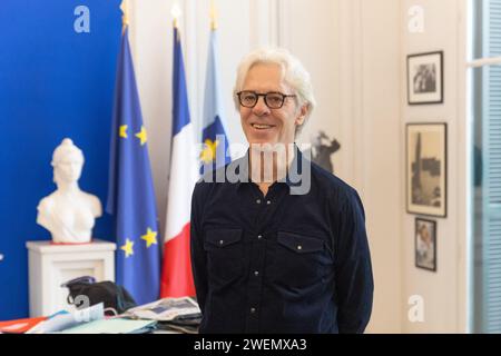 Cannes, Frankreich. Januar 2024. Stewart Copeland, Gründer der Gruppe The Police, erhält am 26. Januar 2024 das Ehrenbürgerdiplom des Bürgermeisters von Cannes David Lisnard während des 24. Midem in Cannes, Frankreich. Foto: Cyril Chateau/ABACAPRESS.COM Credit: Abaca Press/Alamy Live News Stockfoto