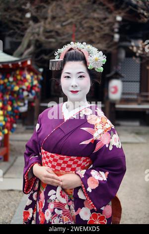 Wunderschöne japanische Geisha Maiko in Kyoto, Japan mit Regenschirm Stockfoto