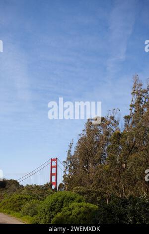 Die Golden Gate Bridge ist eine Hängebrücke, die das Golden Gate, die 1,6 km breite Meerenge, die die San Francisco Bay mit dem Pazifik verbindet, überspannt. Stockfoto