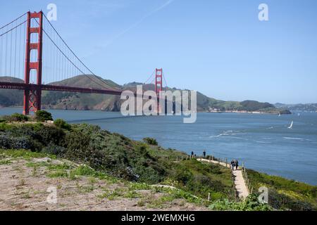 Die Golden Gate Bridge ist eine Hängebrücke, die das Golden Gate, die 1,6 km breite Meerenge, die die San Francisco Bay mit dem Pazifik verbindet, überspannt. Stockfoto