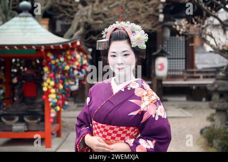Wunderschöne japanische Geisha Maiko in Kyoto, Japan mit Regenschirm Stockfoto