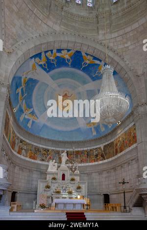 Innenansicht, Altar, Kronleuchter, Santuario de Canta Luzia, Montanha de Santa Luzia, Viana do Castelo, Portugal Stockfoto