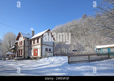 Stellwerk am Vulkan-Express-Bahnhof im Winter, Schnee, Brohltalbahn, Vulkanexpress, Inschrift, Bahnhofsgebäude, Monreal, Vulkaneifel, Eifel Stockfoto