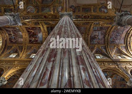 Stützsäule in der Basilica della Santissima Annunziata del Vastato, 1520 geweiht, Piazza della Nunziata, 4, Genua, Italien Stockfoto