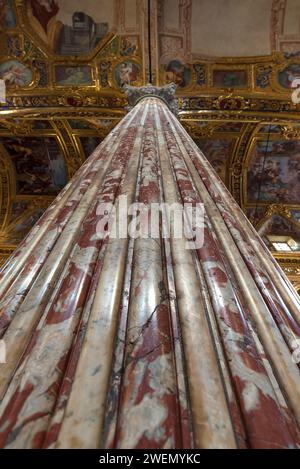 Stützsäule in der Basilica della Santissima Annunziata del Vastato, 1520 geweiht, Piazza della Nunziata, 4, Genua, Italien Stockfoto