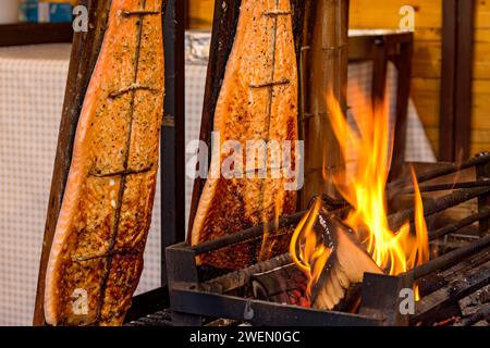 Gegrillter Lachs in einer Feuerschüssel, Lachsfilets über offener Flamme gegrillt, Fisch gekocht, Spezialitäten aus Finnland, Leumulohi, Snackbar, Markt Stockfoto