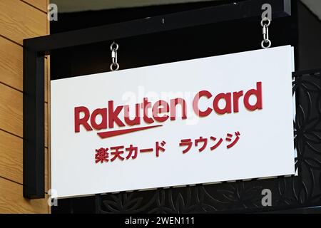 Honolulu, HI - 8. Dezember 2023 : Rakuten Card Kundendienstbüro und Ladenschild. Die Rakuten Lounge ist auf Japanisch geschrieben, Waikiki Stockfoto