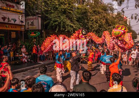 Eine Menschenmenge beobachtet traditionelle „Drachen tanzen“ während des chinesischen Neujahrs, „Jahr des Hundes“, im Rotlichtviertel. Phnom Penh, Kambodscha. © Kraig Lieb Stockfoto