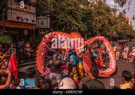 Eine Menschenmenge beobachtet traditionelle „Drachen tanzen“ während des chinesischen Neujahrs, „Jahr des Hundes“, im Rotlichtviertel. Phnom Penh, Kambodscha. © Kraig Lieb Stockfoto