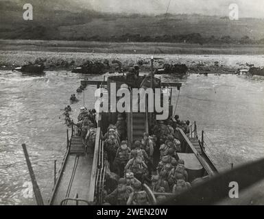 OMAHA BEACH, NORMANDIE, FRANKREICH - 06. Juni 1944 - Infanterie der US-Armee landet am D-Day am Omaha Beach, Normandie, Frankreich. Das Landungsschiff ist die USS LCI 412 - Stockfoto