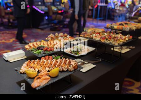 Leichte Snacks für den Urlaub, Catering. Verschiedene leichte Snacks. Catering-Teller. Auswahl an Sandwiches auf dem Buffettisch. Fleisch, Fisch, Gemüse cana Stockfoto