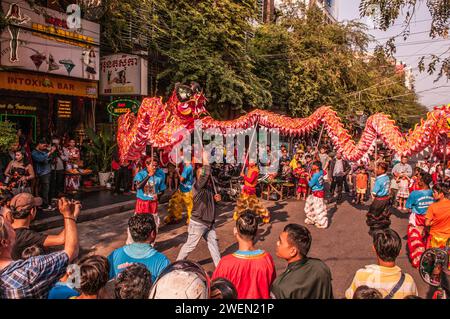 Eine Menschenmenge beobachtet traditionelle „Drachen tanzen“ während des chinesischen Neujahrs, „Jahr des Hundes“, im Rotlichtviertel. Phnom Penh, Kambodscha. © Kraig Lieb Stockfoto