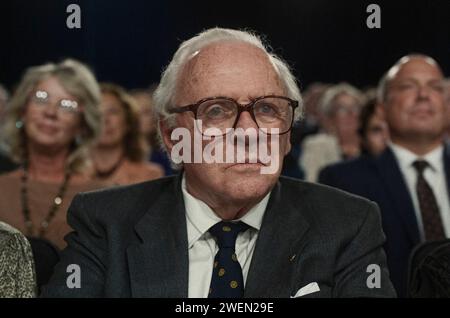 One Life (2023) von James Hawes mit Anthony Hopkins, Helena Bonham Carter und Romola Garai. Die Geschichte von Sir Nicholas 'Nicky' Winton, einem jungen Londoner Broker, der in den Monaten vor dem Zweiten Weltkrieg jüdische Kinder vor den Nazis rettete. Werbung noch ***NUR REDAKTIONELLE VERWENDUNG***. Foto: BFA / US-Werbefoto ***NUR REDAKTIONELLE VERWENDUNG***. Quelle: BFA / Sau-SAW-Filme Stockfoto