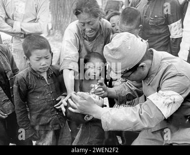 S9NO-JAPANISCHER KRIEG 1937-1945. Japanisches Propagandafoto, das vorgibt, eine ritterliche Seite der japanischen Besatzung der Mandschurei zu zeigen. Stockfoto