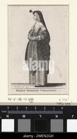 Ein großzügiger kölner, Wenzelaus Hollar, 1643 Kölner Frau, links stehend, mit einer Kapuze bestehend aus einem kleinen runden Hut mit erhöhtem Pfosten und Federn auf der Stirn, auf dem hier bis zu den Ellbogen ein großzügiges, fein gefaltetes cape angebracht ist. Lange lockige Haare fallen auf die Schultern. Zwei schlichte Winkel übereinander: Ein doppelt gefaltetes Quadrat und einer, der über den Schultern liegt. Kleid mit eng anliegendem Body, halblangen, offenen Ärmeln, die mit einer Schleife geschlossen sind, und einem Rock, der in der Mitte nach hinten geschlagen und bis zur Taille aufgezeichnet wurde. Die untergetauchten und fußlangen Unterröcke haben es Stockfoto