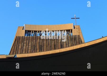 VENEDIG, ITALIEN - 8. SEPTEMBER 2018: Dies ist der Glockenturm der modernen Kirche des Heiligen Herzens Jesu auf dem Festland im Bezirk Mestre. Stockfoto