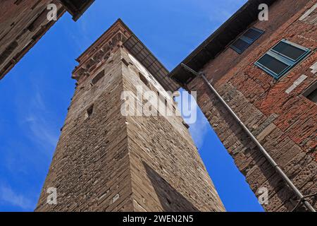 LUCCA, ITALIEN - 16. SEPTEMBER 2018: Dies ist der mittelalterliche Uhrenturm, „versteckt“ in den engen Gassen der Altstadt. Stockfoto