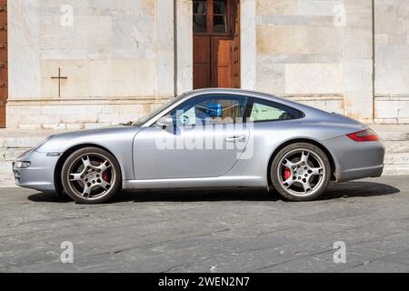 LUCCA, ITALIEN – 16. SEPTEMBER 2018: Dies ist der Porsche 996 911 GT3, ein Luxusfahrzeug des deutschen Herstellers. Stockfoto