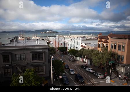 Ein Blick auf die Straßen von san francisco mit der Gefängnisinsel alcatraz in der Ferne Stockfoto