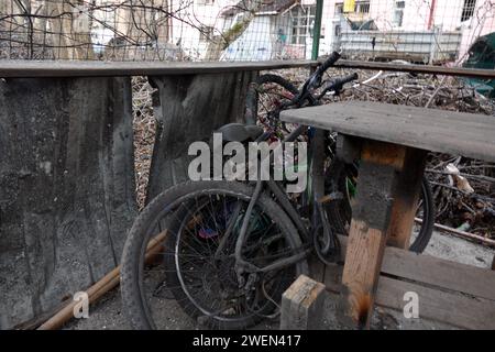 Nicht exklusiv: ODESA, UKRAINE - 25. JANUAR 2024 - Fahrräder werden nach dem russischen Drohnenangriff beschädigt, Odesa, Süd-Ukraine. Stockfoto