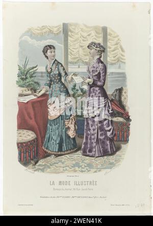 Illustrated Fashion, 1880, Nr. 22: Mo. Fladry (...), 1880 zwei Frauen an einem Tisch im Innenraum, gekleidet in Kleider von Maison Fladry, der Nachfolgerin von Coussinnet. Druck aus dem Modemagazin La Mode Illustrée (1860-1937). Papiergravur von Modetafeln. Kopfbedeckung: Hut (+ Damenbekleidung). Kleid, Kleid (+ Damenkleidung). Handschuhe, Fäustlinge usw. (+ Damenkleidung). Schuhe, Sandalen (+ Damenkleidung). Vorhänge. Meer (Meereslandschaft). Letter, Umschlag. Diadem, Diadem (+ Damenkleidung) Stockfoto