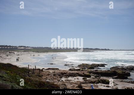 Strandlandschaft entlang des Pacific Coast Highway PCH mit stürzenden Wellen auf einem Strand. Stockfoto