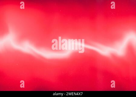 Abstraktes Retro-Grunge-dekoratives Relief mit Filmstaubtextur in weiß- und roten Farbverläufen. Rauer farbiger Illustrationshintergrund. Stockfoto