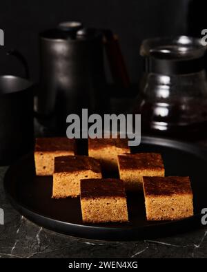 Blondies-Bars auf dunklem Hintergrund, Foto mit wenig Essen Stockfoto