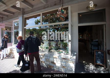 Ladenfronten entlang des Gehwegs von Carmel by the Sea, Monterey, Kalifornien bei Sonnenschein Stockfoto