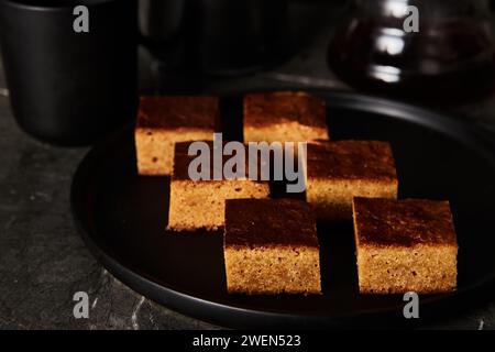 Blondies-Bars auf dunklem Hintergrund, Foto mit wenig Essen Stockfoto