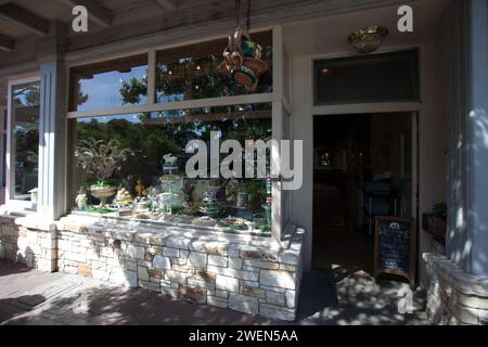 Ladenfronten entlang des Gehwegs von Carmel by the Sea, Monterey, Kalifornien bei Sonnenschein Stockfoto