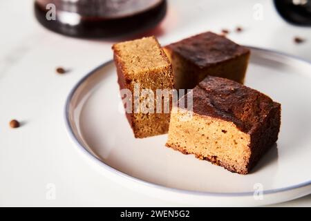 Süßes Frühstück. Blondies Bars auf weißem Teller, heller Hintergrund luftiges Mood Food Foto Stockfoto