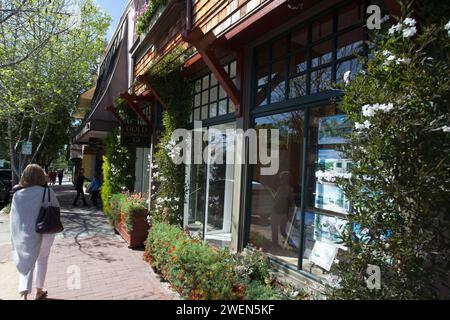 Ladenfronten entlang des Gehwegs von Carmel by the Sea, Monterey, Kalifornien bei Sonnenschein Stockfoto