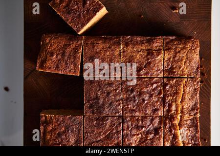 Süßes Frühstück. Blondies Bars auf weißem Teller, heller Hintergrund luftiges Mood Food Foto Stockfoto