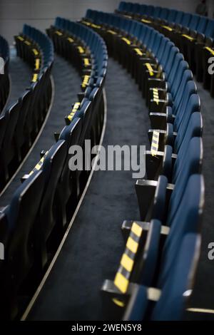 covid-Massnahmen an Theatersitzen Stockfoto